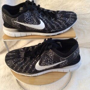 Nike Women's Black and White Athletic Shoes